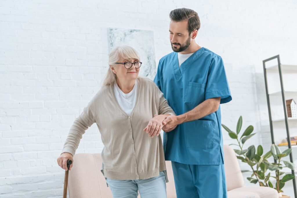 senior avec un aide-soignant en ehpad